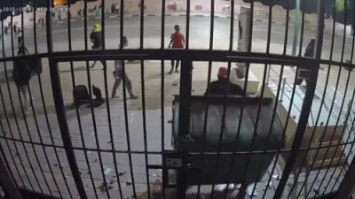 יוגנטליכע פראטעסטירער צינדן אן זיכערהייטס קרעפטן סטאנציע ביי אומרוען אין מאראקא.