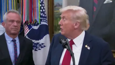 טראמפ מאכט א וויץ נאך א האטשו פון באבי קענעדי אין אוואל אפיס 🤧 🤣