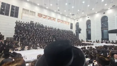 מוצאי יום כיפור טיש בחצר הקודש סאטמאר 