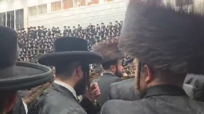 מוצאי יום כיפור טיש בחצר הקודש סאטמאר 