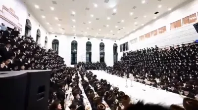 מוצאי יום כיפור טיש בחצר הקודש סאטמאר 