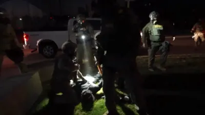 טרערן גאז ווערט געשפריצט אויף אייס פראטעסטירער אין שיקאגא 