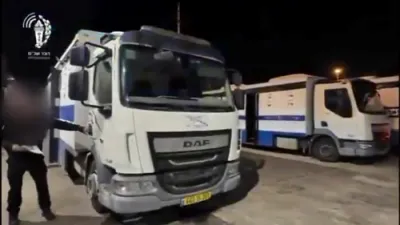 גרעטא'ס פלאטילע אנטיילנעמער שטייען אויס תפיסה פארן דעפארטירט ווערן.