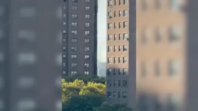 א געז אויפרייס אין די בראנקס ביי א ריזיגע געביידע