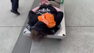 ICE גיבט א אומגעוואונטשענע פארדעכטיגטן פארשוין א "פרי רייד" אין פארטלאנד 🤣 🛒