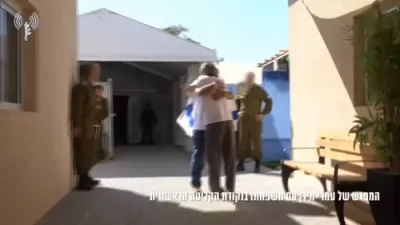 דער באפרייטער משכון עמרי מירן פאראייניגט זיך מיט זיין משפחה.