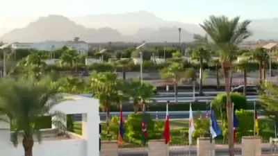 ווידעא ווי פרעזידענט טראמפ קומט אהן צום היסטארישן עזה שלום סאממיט אין עגיפטן