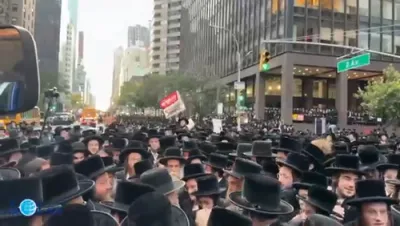 ערשטע בילדער פון די ריזיגע פראטעסט אין מאנהעטן קעגן די גזירת הגיוס אפדעיט: 6:40 PM