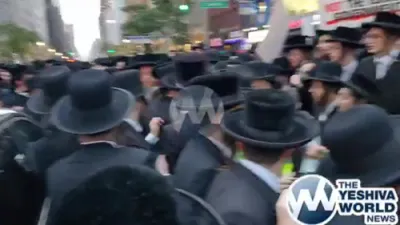ערשטע בילדער פון די ריזיגע פראטעסט אין מאנהעטן קעגן די גזירת הגיוס אפדעיט: 6:40 PM