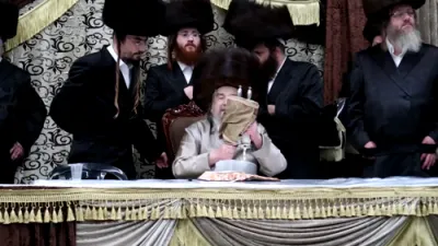 שיינע קורצע ווידיאו פון  מעמד הקפות שניות ביי הרה"ק רבי יעקב מאיר שעכטער שליט"א