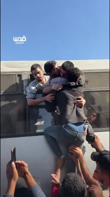 אזוי פאריפענע פאלעסטינע עזה איינוואונער ביים אויפנעמען די אויסגעלייזטע טעראריסטן 