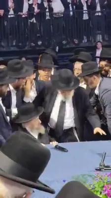 רבבות בני הישיבות נעמען אויף נשיא איחוד בני הישיבות רה"י הגרמ"ה הירש שליט"א ביים ריזן כינוס "עמודי עולם" אין ארענא  