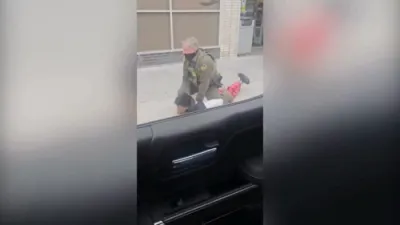 טשיקאגא טינעידזשער ווערט אנגעגריפן דורך פעדעראלע אגענטן: 'איך בין א אמעריקאנע בירגער!'