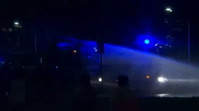 פאליציי שיסט וואסער קאנאנען אויף פרא-פאלעסטינער פראטעסטירער אין אודינע.