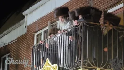 בילדער און ווידיאוס פון די מעמד הבאגלייטן מוצאי סוכות בחצר הקודש סאטמאר 