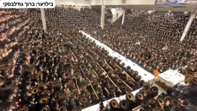 בילדער און ווידיאוס פון די מעמד הבאגלייטן מוצאי סוכות בחצר הקודש סאטמאר 