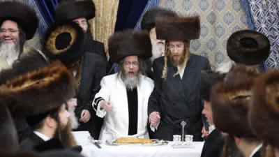 טיש סוכות וחלוקת הפרנסה ברויט בחצר הקודש קרעטשניף סיגעט  