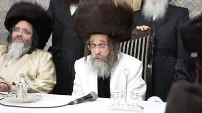 טיש סוכות וחלוקת הפרנסה ברויט בחצר הקודש קרעטשניף סיגעט  