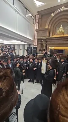 הכנסת ספר תורה בחצר הקודש סאדיגורא לאנדאן