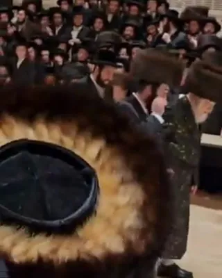 כ"ק אדמו"ר ממונקאטש שליט"א מצוה טאנץ ביים חתונה פון בן אב"ד מונקאטש לאנדאן זצ"ל אין לאנדאן 
