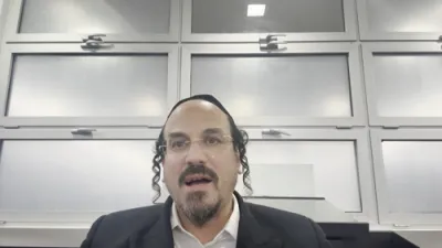 א הערליכע מעשה "יעדער איד האט ליב דעם באשעפער אין דע באשעפער האט ליב יעדן איד" - דורך הרב אליהו שווארץ ביים שיעור פון עמוד היומי דרשו - פסחים דף לו