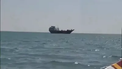 זעלנער פון יוניידעט אראבישע אימעריטן ביים אפשטעלן א איראנער שיף וועלכע האט געפירט וואפן פאר די חוטי רעבעלן 