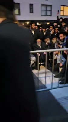 כ"ק אדמו"ר מסאטמאר שליט"א ביים אנקומען צום גרויסטארטיגן פראטעסט נעכטן אין מאנהעטאן 