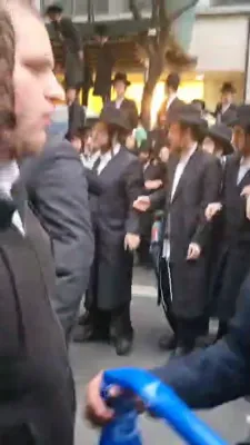כ"ק אדמו"ר מסאטמאר שליט"א ביים אנקומען צום גרויסטארטיגן פראטעסט נעכטן אין מאנהעטאן 