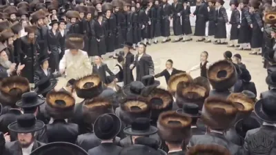 מצוה טאנץ פון כ"ק אדמו"ר מסאטמאר שליט"א ביים שמחת החתונה פון א אייניקל 
