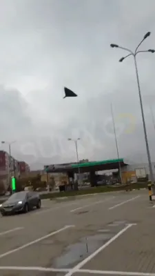 א רוסישע דראון אטאקע אויף אוקריינא האט פארוואונדעט 9 מענטשן און צענדליגע קארס