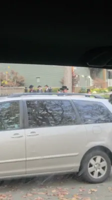 כ"ק אדמו"ר מסאטמאר שליט"א ביים ארויספארן פון קרית יואל צום גרויסארטיגן פראטעסט נעכטן אין מאנהעטאן 
