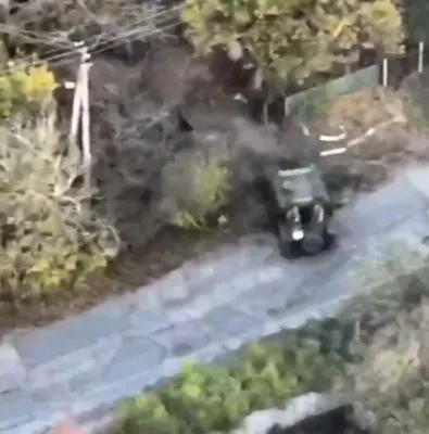 אוקריינער סאלדאטן ראטעווען זיך לעצטע מינוט פון פליעדיגע דראון אטאקעס אין זייער ריכטונג 