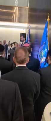 שמולי אונגאר זינגט די נאציניאלע הימנע ביי א איווענט פאר מייק לאולער מיטן באטייליגונג פון סענעטאר טעד קרוז 