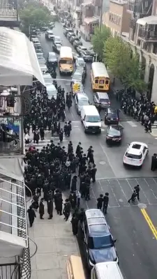 נאך אינטרעסאנטע קרישקעלאך פון די נעכטיגע הפגנה אין מאנהעטאן אנטקעגן די גזירות הגיוס 