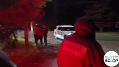 רעמעפא פאליציי און ראקלענד חברים רעאגירן צו א סצענע ווי 3 פארדעכטיגטע פארשוינען האבן זיך געדרייט אויפן גאס