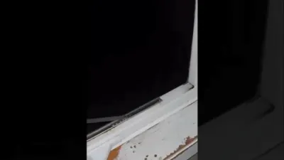 א אלאסקע מאן כאפט אפ די מינוטן ווען זיין הויז ווערט פארשוועמט