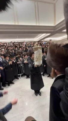 פולע גאלעריע: חנוכת הבית און הכנסת ס"ת בחצר הקודש סאדיגורא לאנדאן