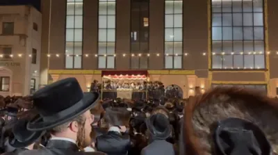 ריקודין נאך די מעמד החופה בחצר הקודש באבוב 45