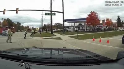 א ווילדע פאליס טשעיס נאך א אמבולאנס אין מישיגען