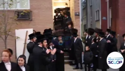 בחורי ישיבת באבוב 45 באגלייטן כ"ק אדמו"ר מבאבוב 45 שליט"א צום שמח החתונה פון א אייניקל נעכטן אין די גאסן פון בארא פארק