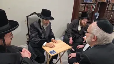 ניחום אבלים ביי ניקלשבורגע רבי ע"פ אחיו טאלטשעווע רבי ע"ה