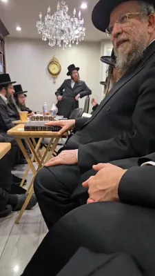 ניחום אבלים ביי ניקלשבורגע רבי ע"פ אחיו טאלטשעווע רבי ע"ה