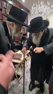 ניחום אבלים ביי ניקלשבורגע רבי ע"פ אחיו טאלטשעווע רבי ע"ה