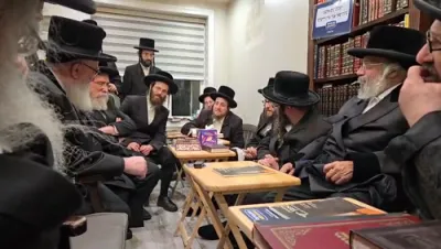 ניחום אבלים ביי ניקלשבורגע רבי ע"פ אחיו טאלטשעווע רבי ע"ה