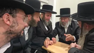 ניחום אבלים ביי ניקלשבורגע רבי ע"פ אחיו טאלטשעווע רבי ע"ה