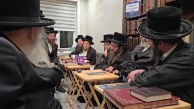 ניחום אבלים ביי ניקלשבורגע רבי ע"פ אחיו טאלטשעווע רבי ע"ה