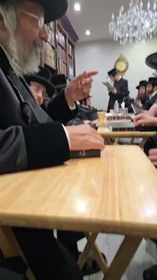 ניחום אבלים ביי ניקלשבורגע רבי ע"פ אחיו טאלטשעווע רבי ע"ה