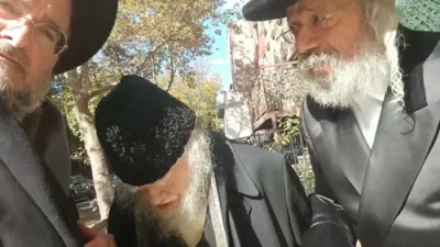 ניחום אבלים ביי ניקלשבורגע רבי ע"פ אחיו טאלטשעווע רבי ע"ה