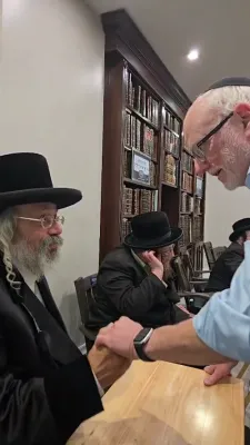 ניחום אבלים ביי ניקלשבורגע רבי ע"פ אחיו טאלטשעווע רבי ע"ה