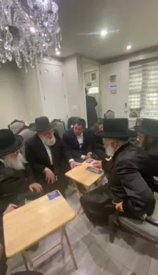 ניחום אבלים ביי ניקלשבורגע רבי ע"פ אחיו טאלטשעווע רבי ע"ה